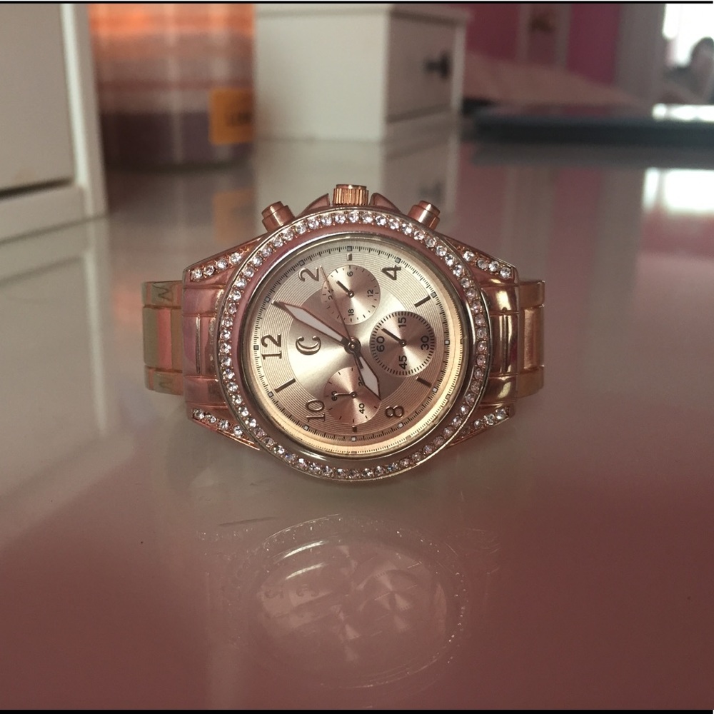 Super cute rose gold bracelet clasp watch!